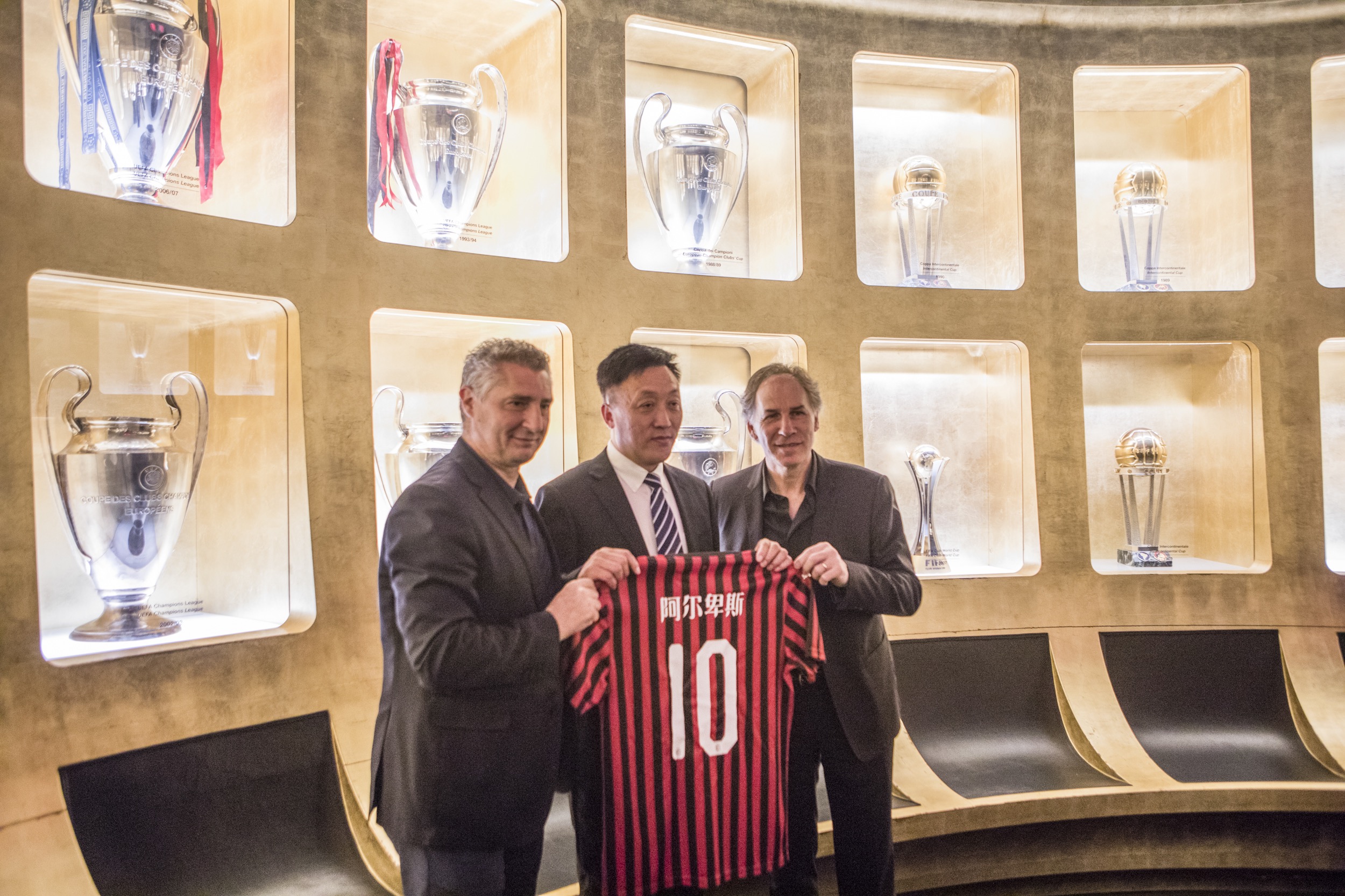 2021全锦赛获亚军！陈梦樊振东赛场携手，双向奔赴情谊令人动容（2021全锦赛摘亚！陈梦与樊振东并肩作战，双向奔赴的情谊动人心弦）