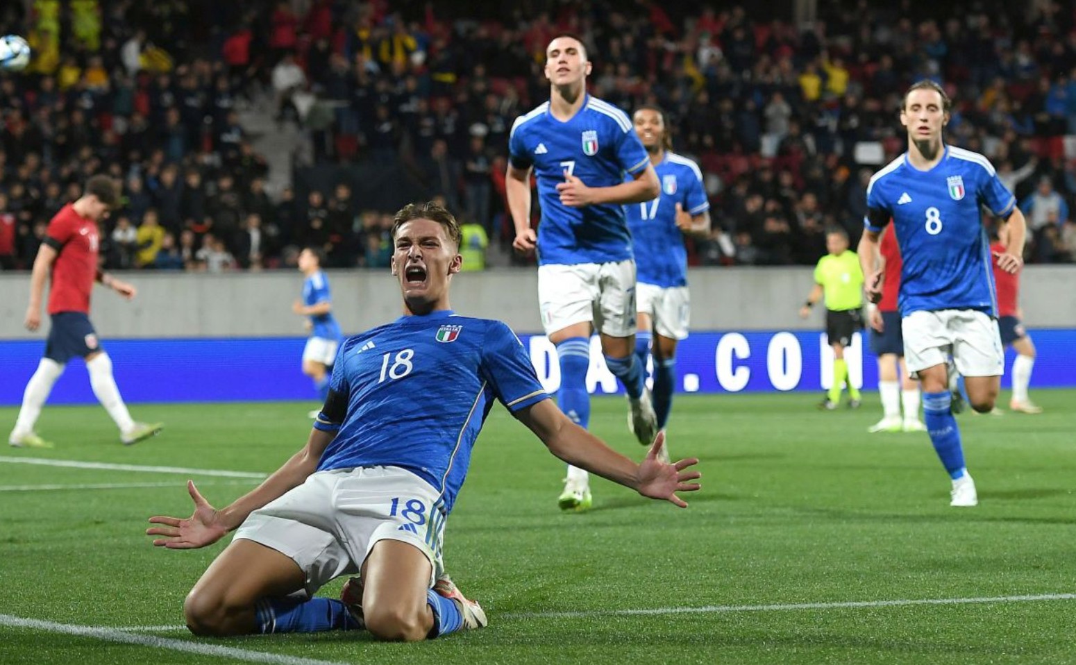 球迷比赛期间骂尤文踢得太烂，斯帕莱蒂回击：你们想怎样？（球迷比赛中怒斥尤文表现糟糕，斯帕莱蒂反问：你们还想怎样？）