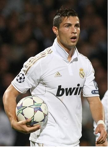 一齐登场！齐达内中国风亮相FC嘉年华，传奇卡重磅揭晓！（齐达内中国风亮相FC嘉年华，传奇卡重磅发布！）