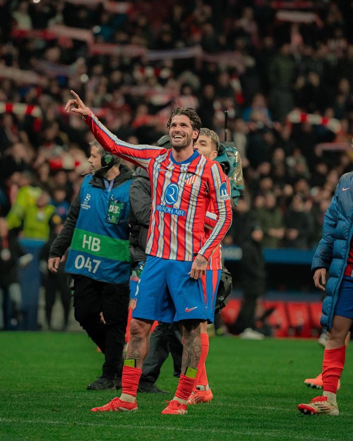 詹姆斯篮板表现抢眼，助球队逆转（詹姆斯篮板统治全场，带队上演逆转）