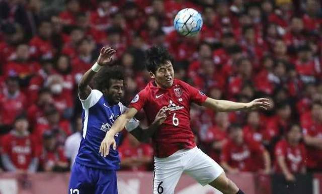 佩莱格里尼：塞维利亚落后时球迷往球场投掷杂物，这样不对（佩莱格里尼：塞维利亚球迷在球队落后时向场内掷物，行为不当）