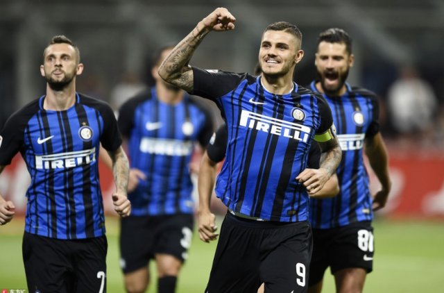 TA：阿莫林会在赛后与球迷合影，并会在其他场合展现出亲和力（TA：阿莫林赛后常与球迷合影，日常亦展露亲和力）