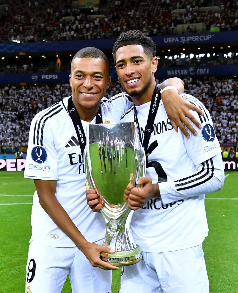 梅开二度助那不勒斯战胜尤文，霍伊伦当选全场最佳球员（双响引领那不勒斯力克尤文，霍伊伦荣膺全场MVP）